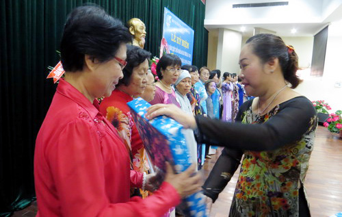 การฉลองครบรอบ 1974 ปีวันลุกขึ้นสู้ของสองวีรกษัตรีตระกูลTrưngและวันสตรีสากลในเวียดนาม